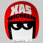 Autocollant vintage Michelin XAS rouge, noir et blanc, publicité automobile ancienne, dimensions 10,8 × 11,7 cm.