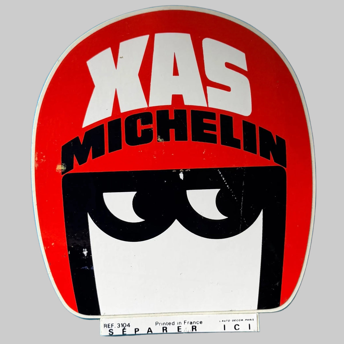 Autocollant vintage Michelin XAS rouge, noir et blanc, publicité automobile ancienne, dimensions 10,8 × 11,7 cm.