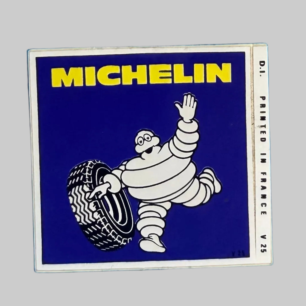 Autocollant Michelin vintage 5 × 5 cm, Bibendum avec pneu sur fond bleu, logo jaune.