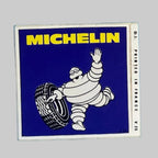 Autocollant Michelin vintage 5 × 5 cm, Bibendum avec pneu sur fond bleu, logo jaune.