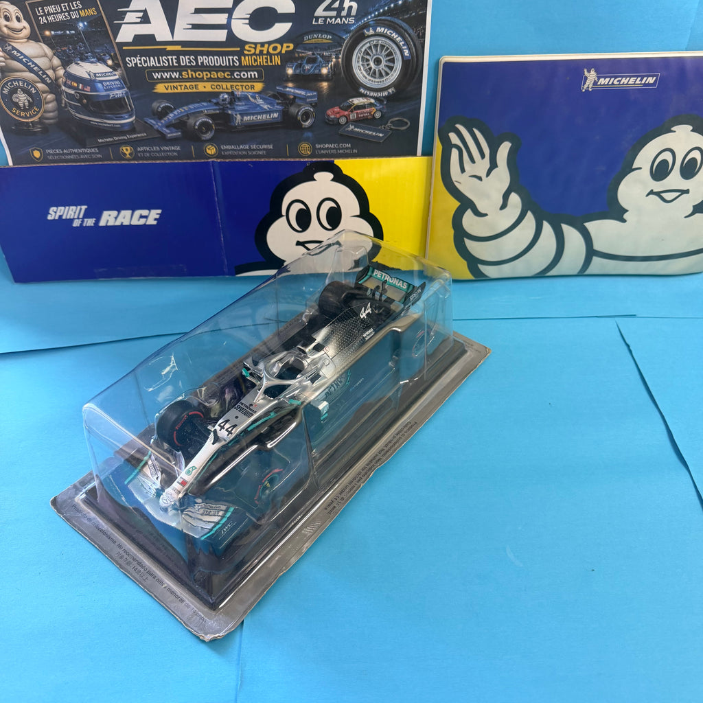 Mercedes-AMG Petronas W10 2019 à l'échelle 1/24, vue avant trois quarts sous blister.