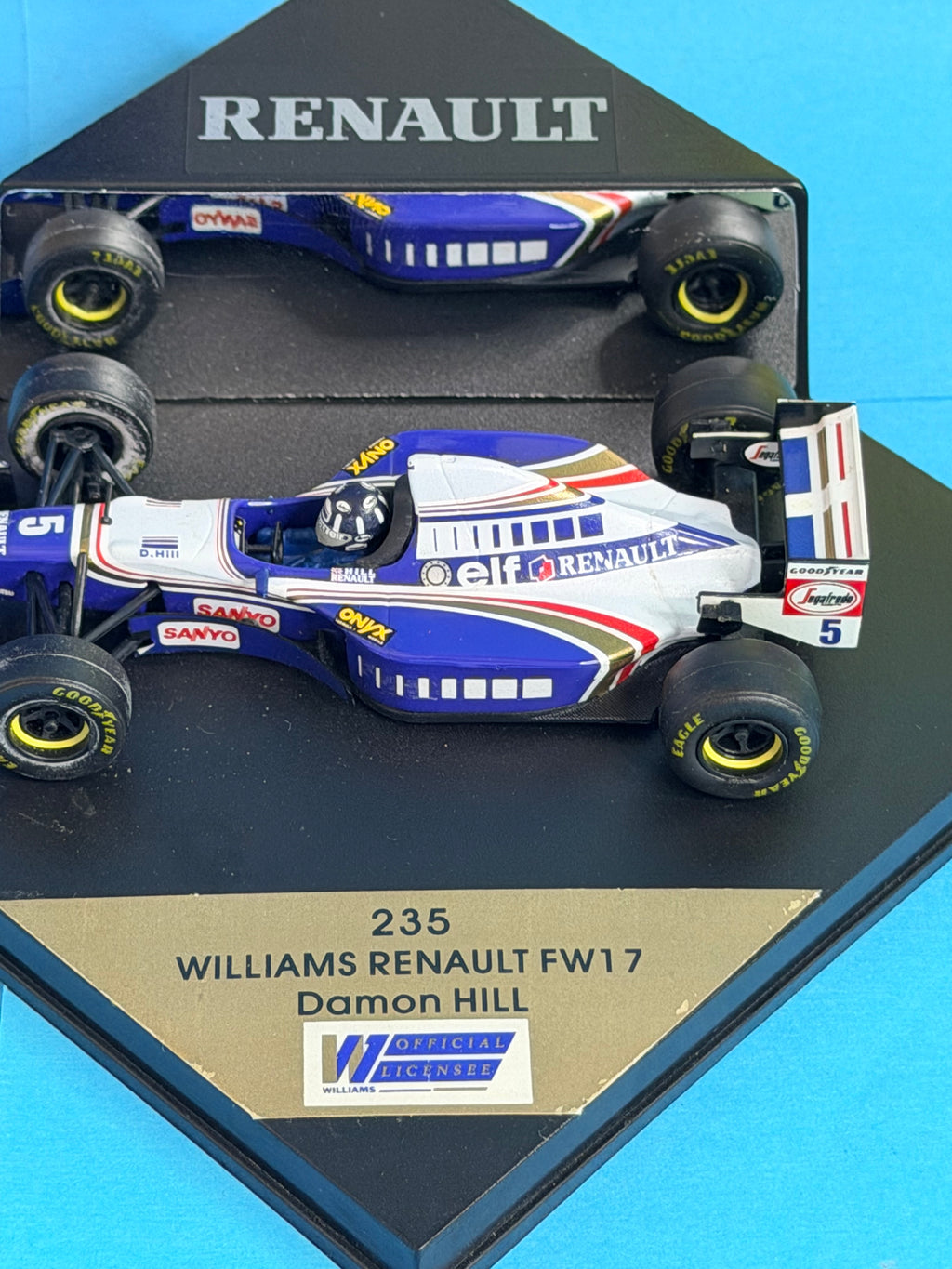 Vue de face de la miniature Formule 1 Williams Renault FW17 numéro 5 de Damon Hill, saison 1995, dans son emballage Onyx référence 235.