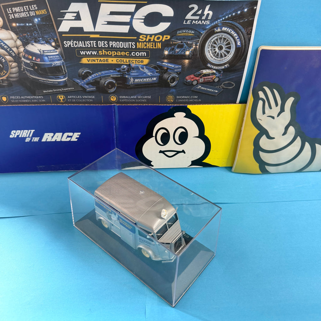 Vue plongeante de la miniature Citroën Type H Michelin avec carrosserie nervurée, décoration publicitaire espagnole et vitrine de collection.