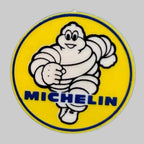 Badge Michelin Bibendum rond de 3 cm de diamètre, avec illustration du célèbre personnage en mouvement sur fond jaune et inscription MICHELIN bleue.