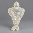 Rare variante translucide de 20 × 14 cm. La matière légèrement ivoire laisse passer la lumière et révèle les volumes caractéristiques du Bonhomme Michelin.