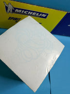 Vue du dessus du bloc mémo Michelin avec feuilles blanches non utilisées