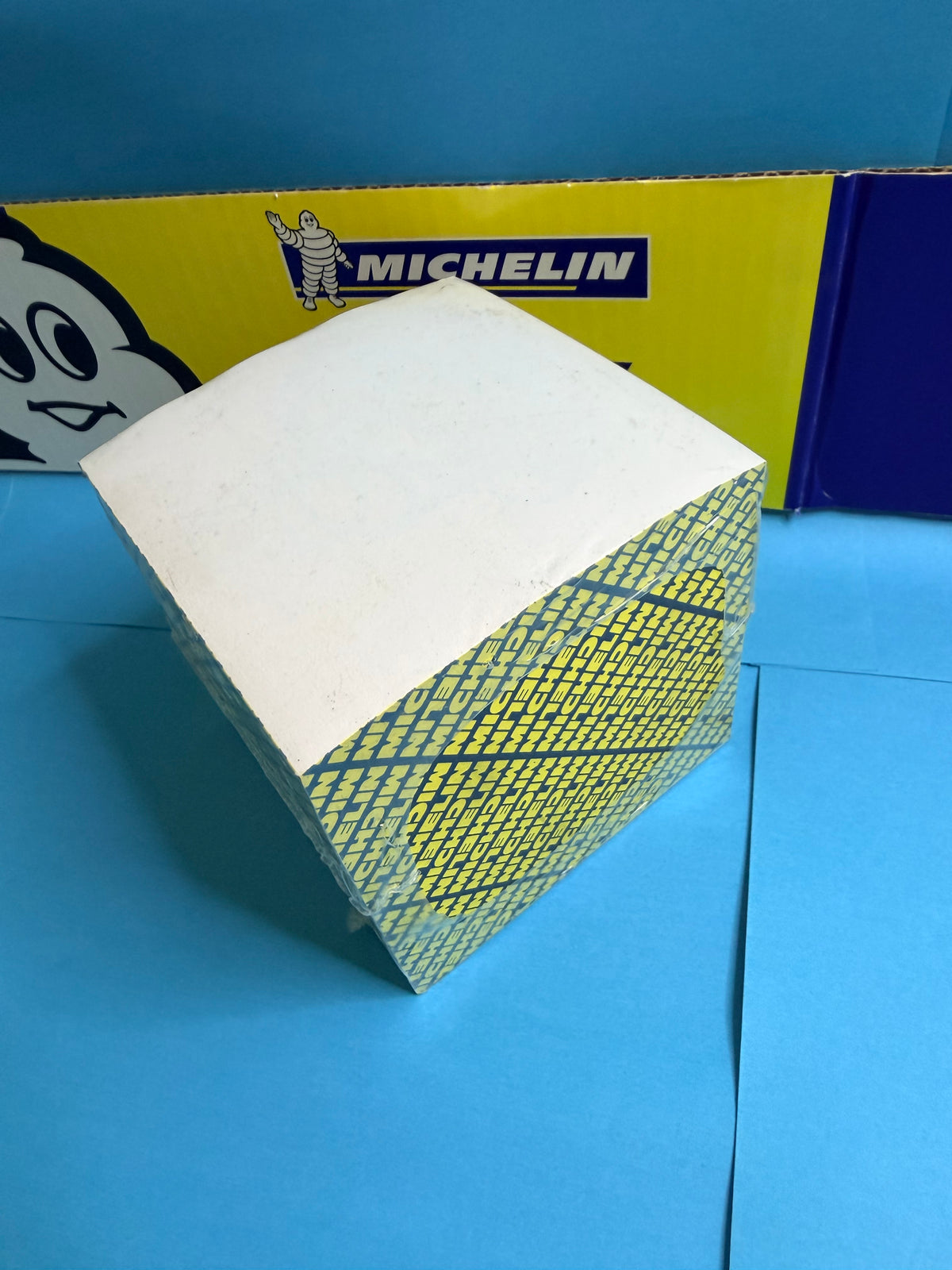 Bloc publicitaire Michelin neuf avec décoration bleu et jaune sur plusieurs faces