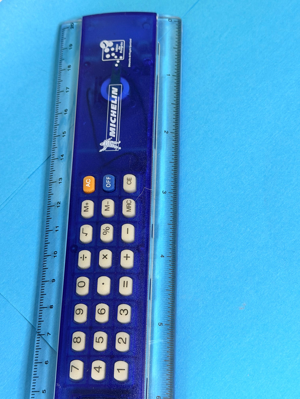 Détail de la calculatrice intégrée à la règle Michelin 20 cm
Règle calculatrice Michelin vintage dans son étui bleu d’origine