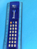 Détail de la calculatrice intégrée à la règle Michelin 20 cm
Règle calculatrice Michelin vintage dans son étui bleu d’origine