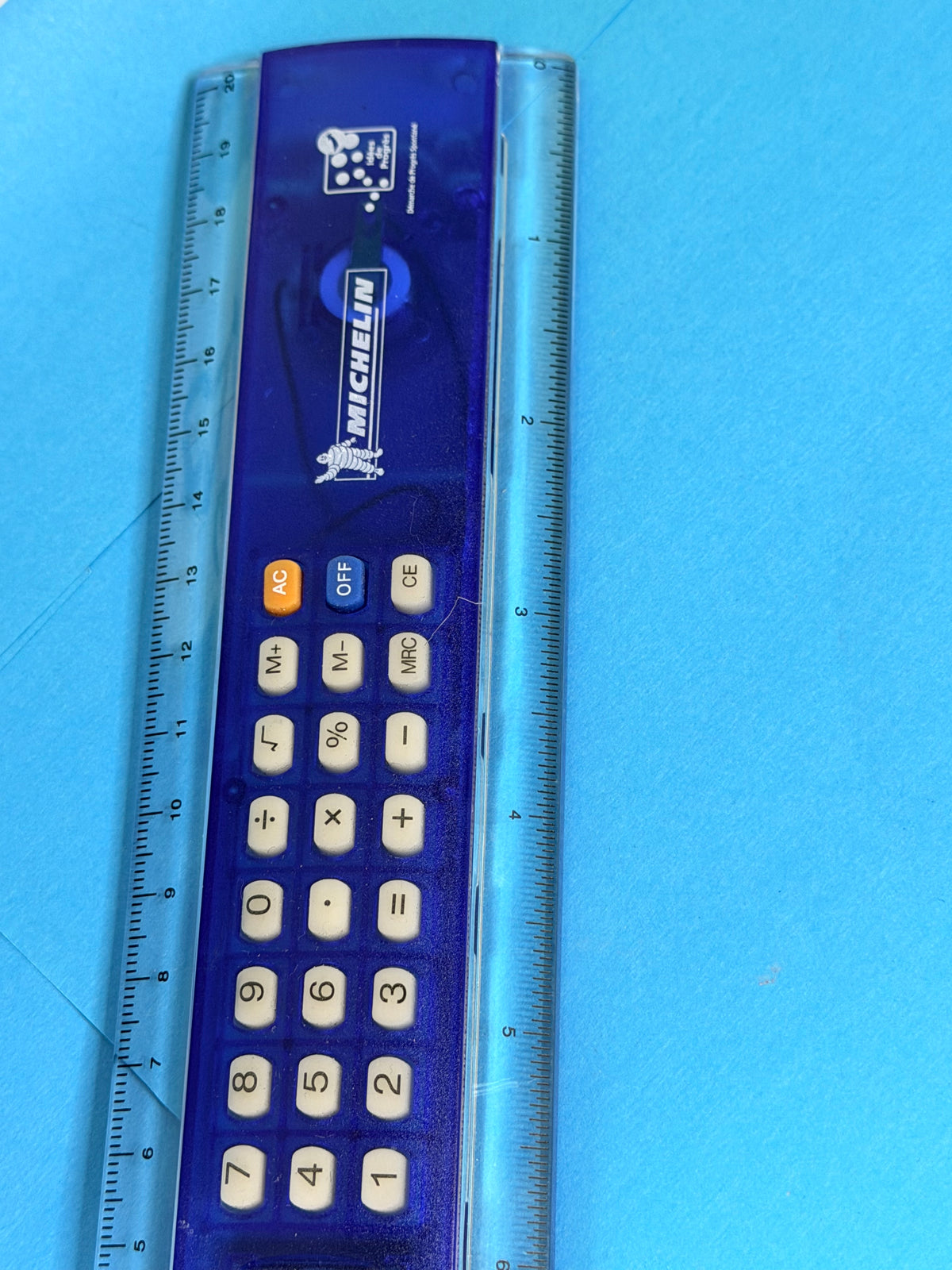 Détail de la calculatrice intégrée à la règle Michelin 20 cm
Règle calculatrice Michelin vintage dans son étui bleu d’origine