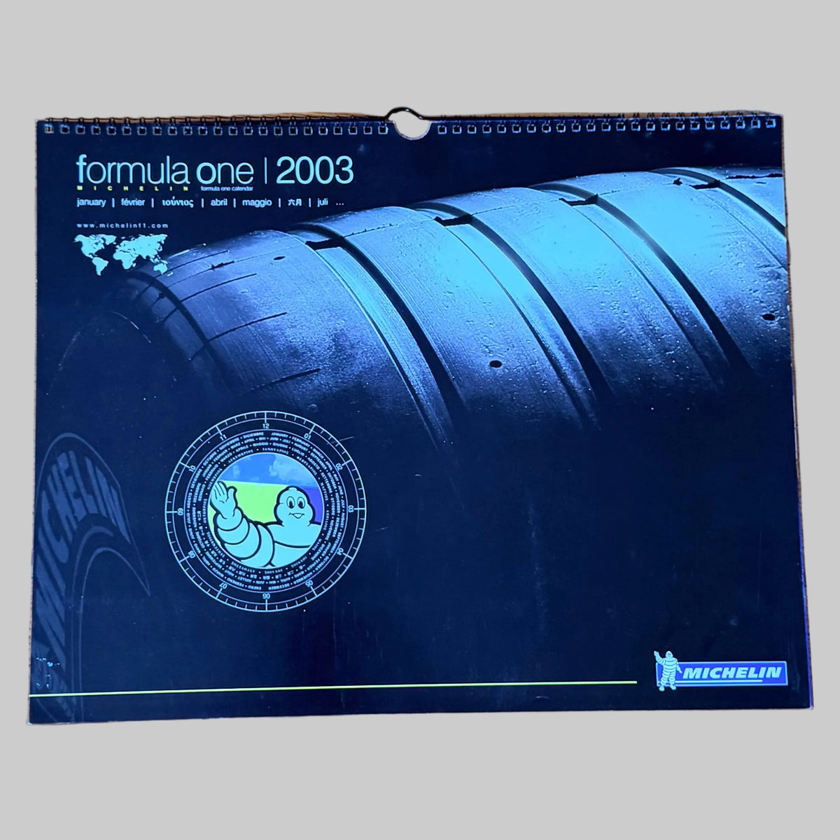 Couverture Michelin Formula One 2003, au graphisme caractéristique de l’époque, avec Bibendum et un pneumatique de compétition.