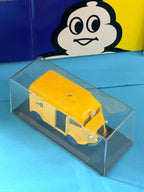 Citroën Type H Michelin miniature Eligor 1/43 présenté sous vitrine transparente sur socle noir.