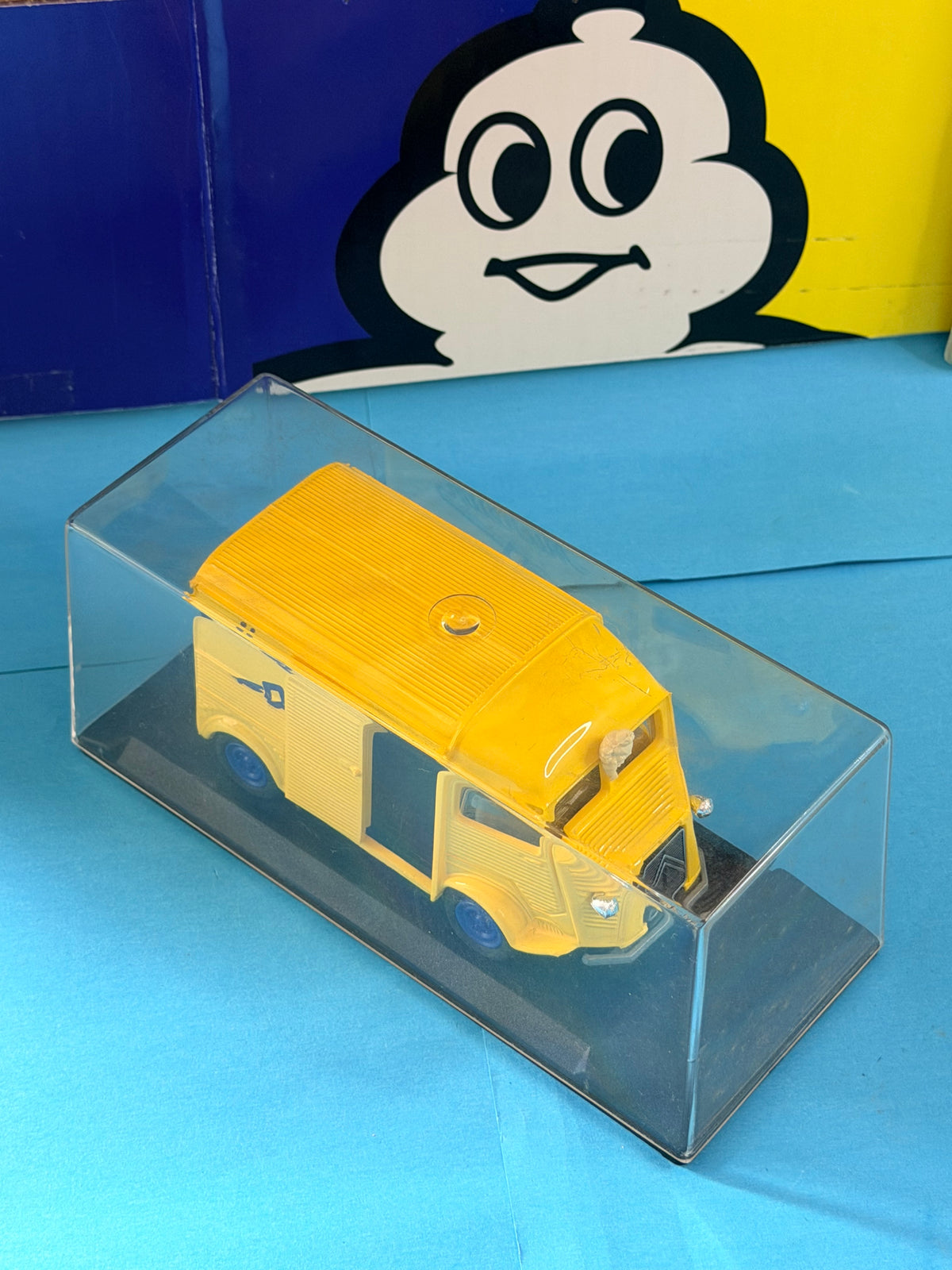 Citroën Type H Michelin miniature Eligor 1/43 présenté sous vitrine transparente sur socle noir.