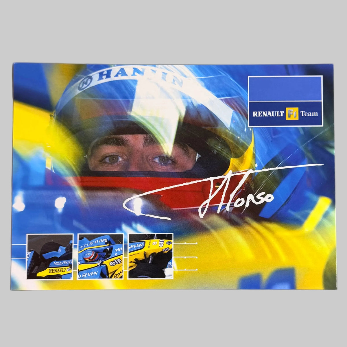 Fernando Alonso sous les couleurs emblématiques de Renault F1 Team, avec sa signature reproduite et trois photographies de l’univers Formule 1.