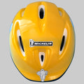 Casque vélo enfant Michelin jaune avec logo Michelin, Bibendum et aérations sur la coque.