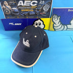 Casquette Michelin Bibendum brodé, vue de trois quarts avec visière incurvée bleu marine et écrue.