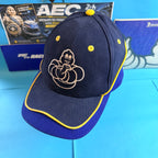 Une élégante association de bleu et de jaune, avec une visière soigneusement soulignée d'un liseré contrasté.