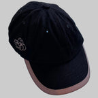 Casquette Michelin noire avec visière incurvée à bordure beige et Bibendum brodé sur le côté.