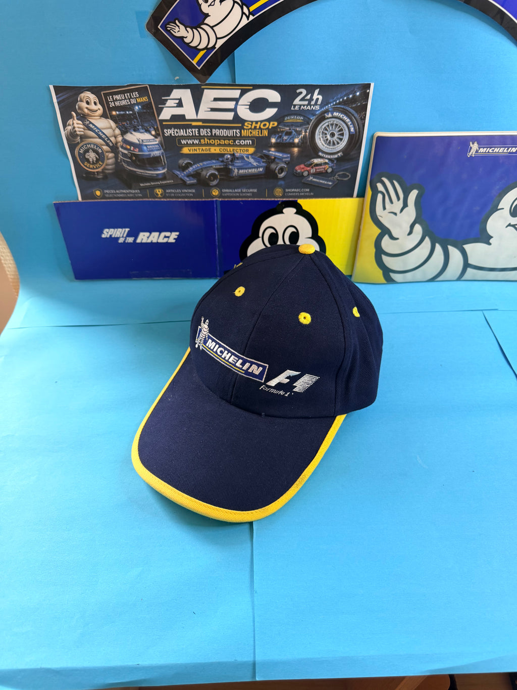 Casquette Michelin Formula 1 neuve présentée de face, coloris bleu marine avec bordure jaune et broderies F1