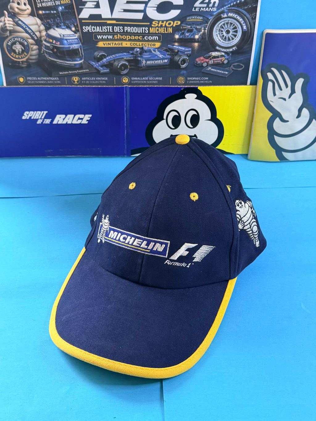 Vue de face casquette Michelin F1 collector avec logo Michelin Bibendum et Formula 1 brodés