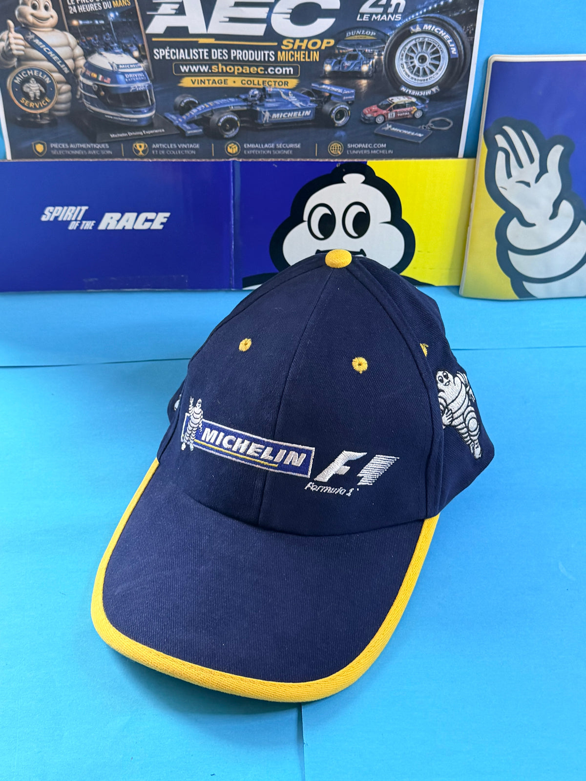 Vue de face casquette Michelin F1 collector avec logo Michelin Bibendum et Formula 1 brodés
