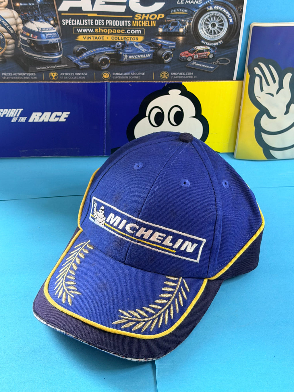 Casquette collector Michelin Podium bleue avec logo Bibendum et broderies lauriers – collection AEC Shop