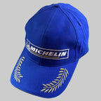 Casquette Michelin Podium neuve bleu et jaune avec Bibendum, logo Michelin et lauriers brodés sur la visière. Modèle collector pour passionnés.