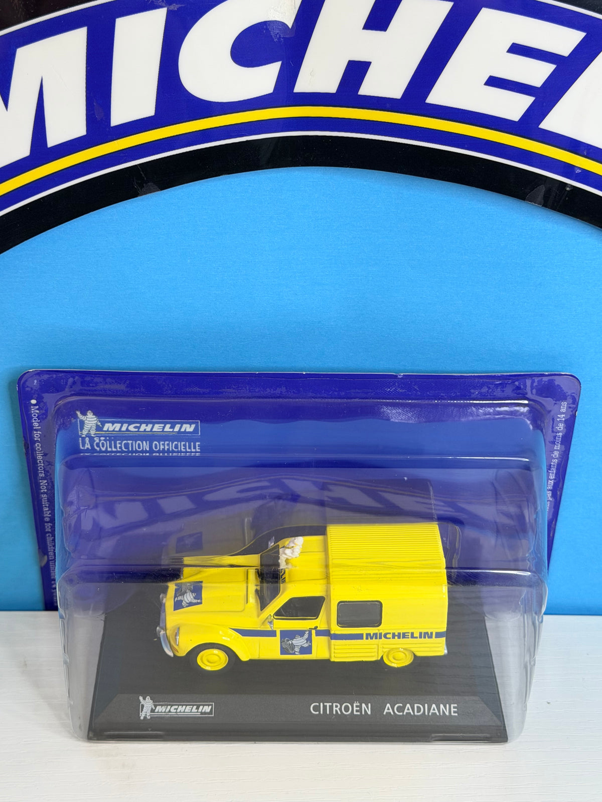 Citroën Acadiane Michelin miniature de collection 1/43, présentée dans son coffret sur fond bleu.