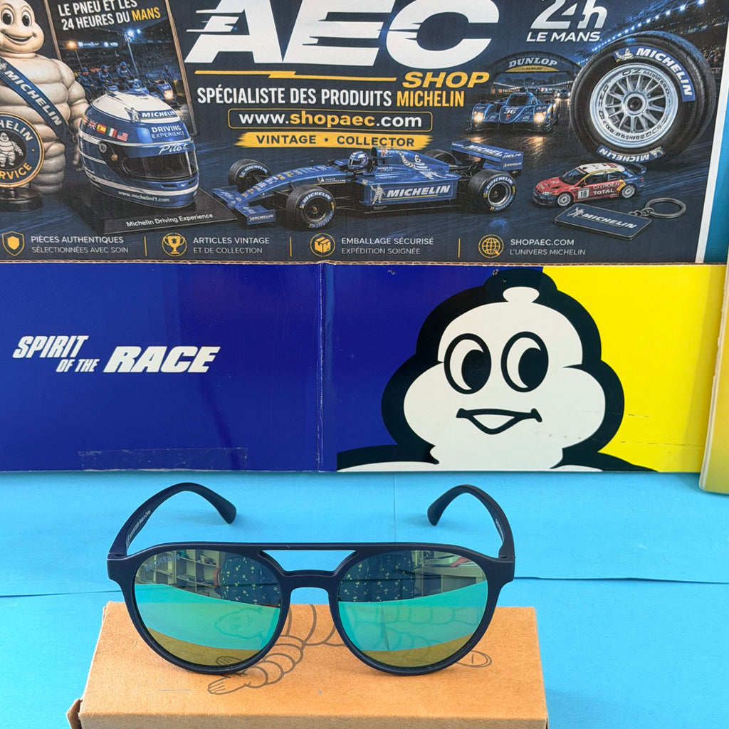 Lunettes de soleil Michelin à verres miroir bleus présentées sur leur coffret Bibendum.