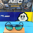Lunettes de soleil Michelin à verres miroir bleus présentées sur leur coffret Bibendum.