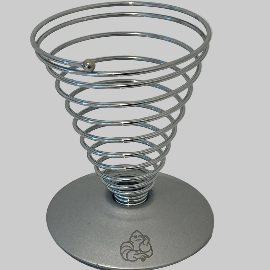 Coquetier MICHELIN Bibendum collector en métal chromé à spirale sur socle gris – vue de face