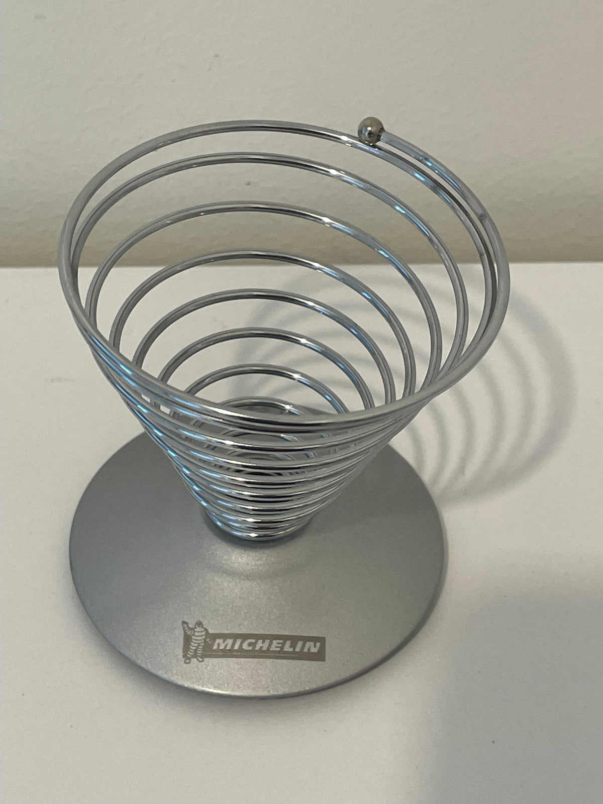 Coquetier MICHELIN Bibendum à spirale chromée – vue supérieure et marquage Michelin