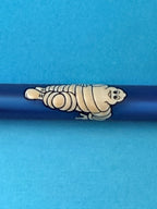  Détail du Bibendum Michelin blanc en relief sur stylo vintage bleu de collection