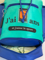 Vue arrière et latérale du sac à dos enfant montrant les bretelles et les différents espaces de rangement.
