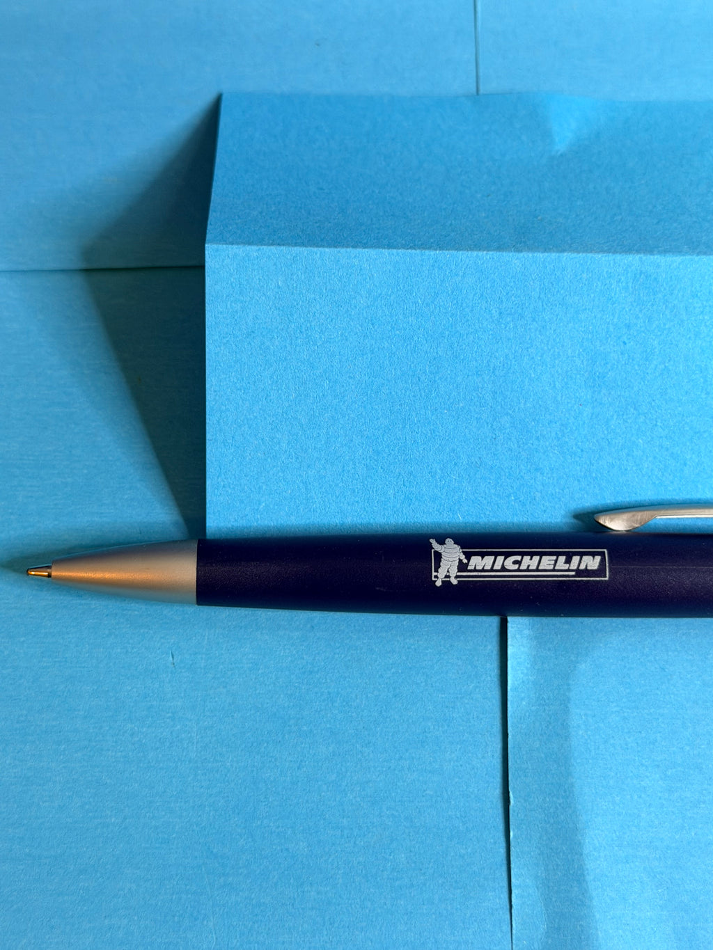 Stylo Michelin bleu en plastique avec logo Bibendum – détail du corps et du marquage