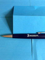 Stylo Michelin bleu en plastique avec logo Bibendum – détail du corps et du marquage