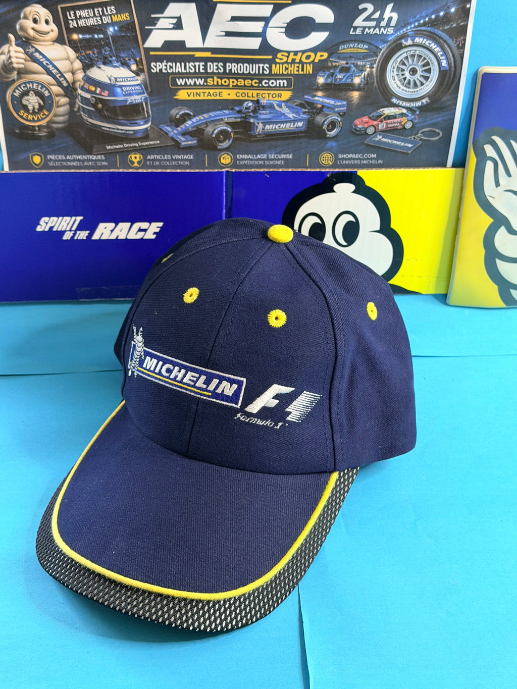 Vue trois quarts de la casquette Michelin F1 neuve avec logos brodés et finition en maille noire sur la visière.
