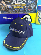 Vue trois quarts de la casquette Michelin F1 neuve avec logos brodés et finition en maille noire sur la visière.