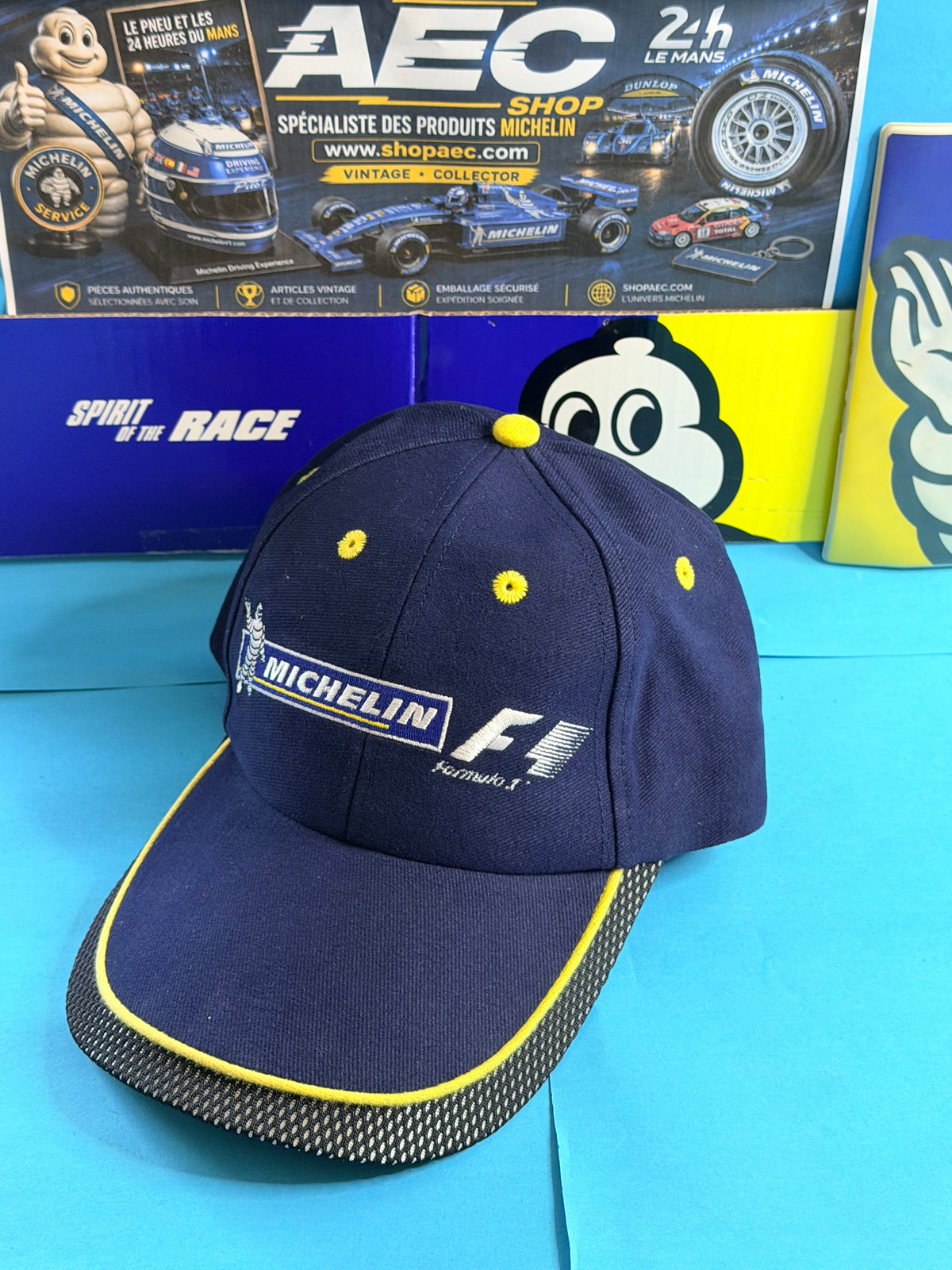 Vue trois quarts de la casquette Michelin F1 neuve avec logos brodés et finition en maille noire sur la visière.