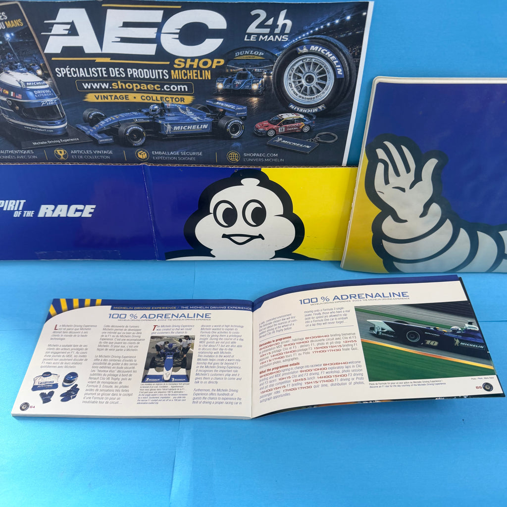 Pages intérieures de la brochure Michelin Formule 1 2002 présentant Michelin Driving Experience, photographies de monoplaces et textes illustrés.