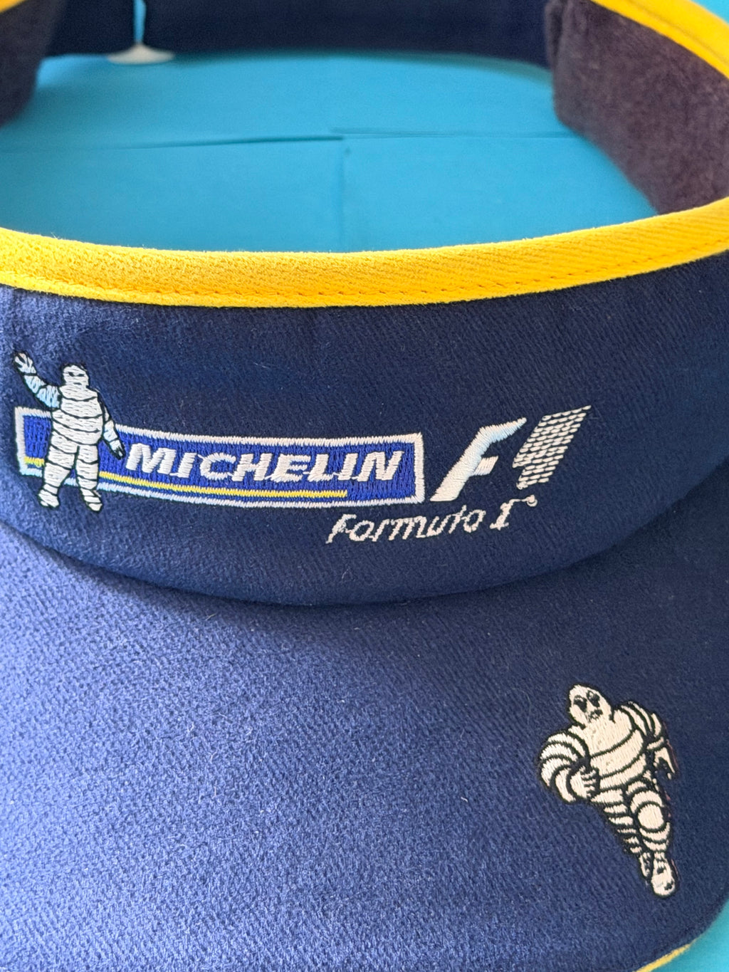 Détail des broderies Michelin Formula 1 et Bibendum sur la visière F1 Spirit of the Race.