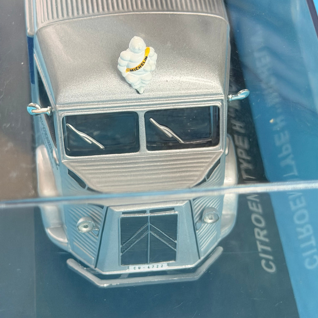 Gros plan sur l'avant du Citroën Type H Michelin miniature, avec calandre Citroën, essuie-glaces et petit Bibendum en relief sur le toit.
