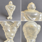 Observation rapprochée des mains, du visage, de la matière et des traces de moulage. Une finition particulièrement inhabituelle pour une représentation de Bibendum.