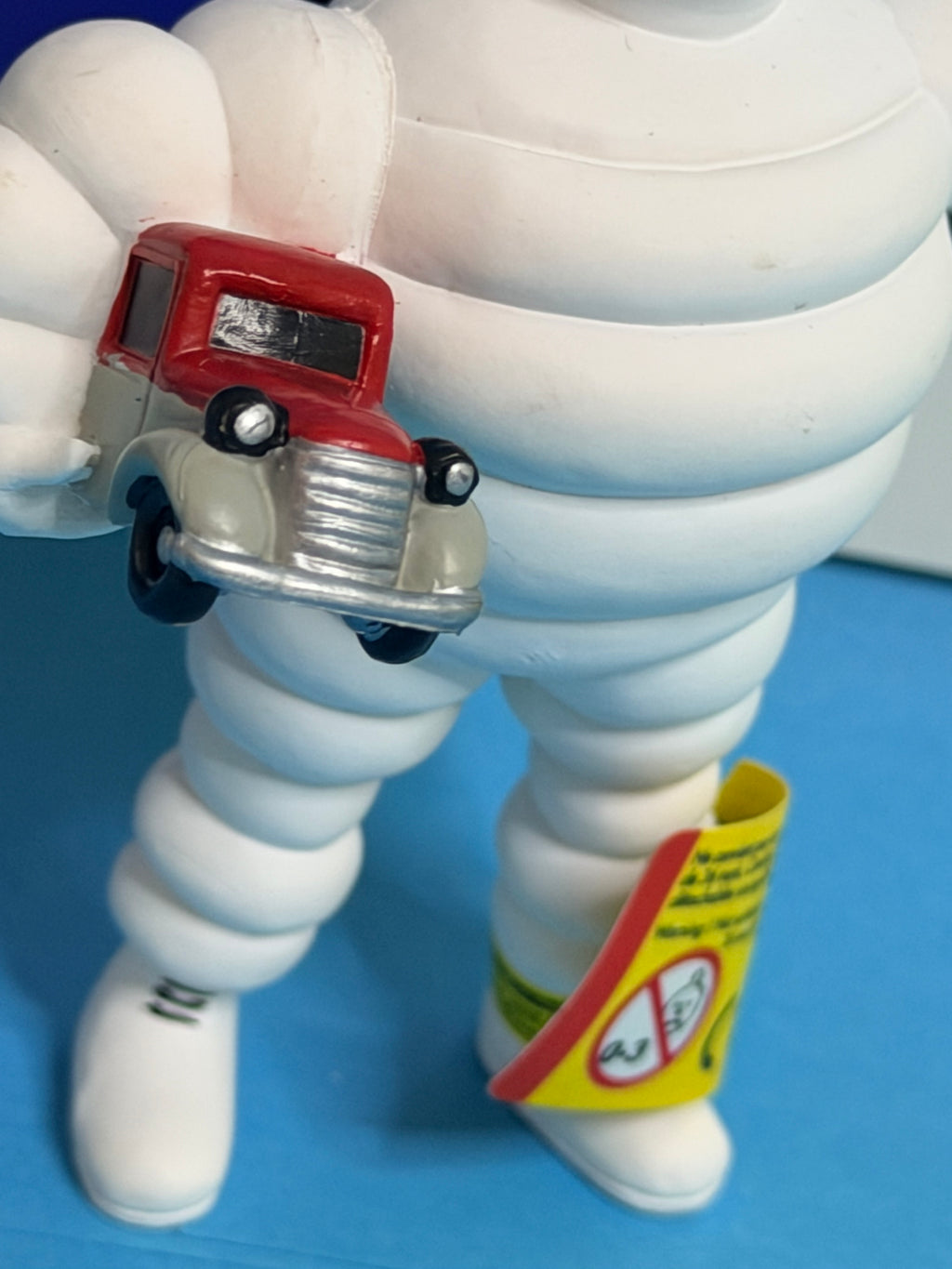 Détail figurine Bibendum Michelin mécanicien et accessoires