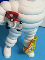 Détail figurine Bibendum Michelin mécanicien et accessoires