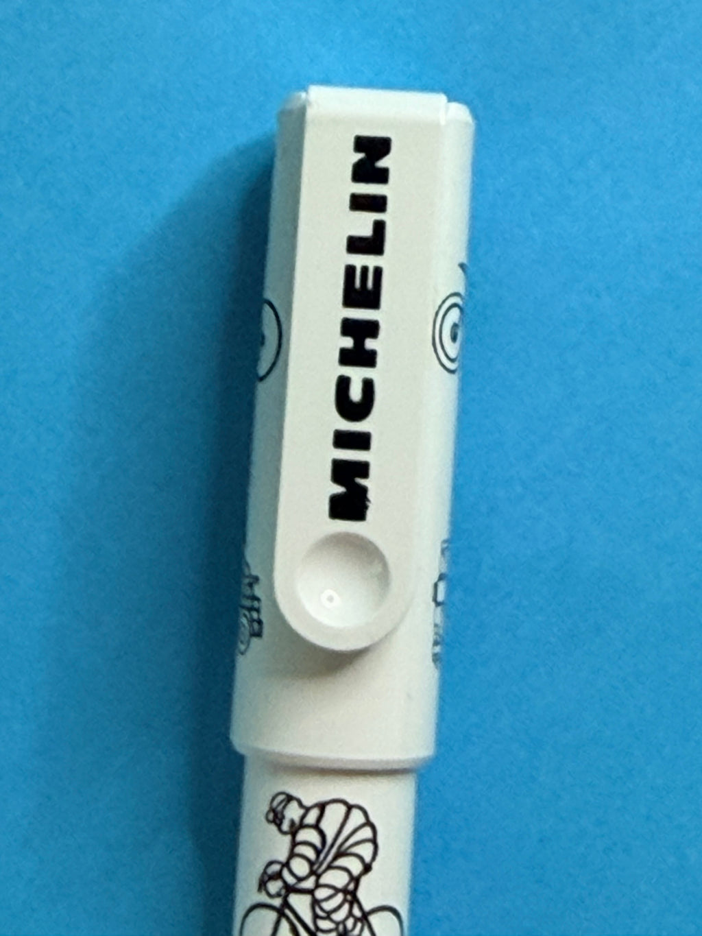 Détail du clip marqué MICHELIN sur stylo Bibendum Collector blanc