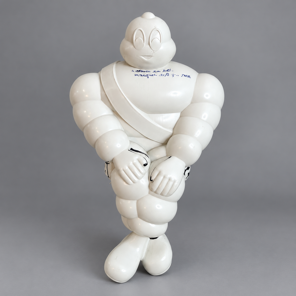 Exemplaire blanc de 20 × 14 cm présentant plusieurs inscriptions manuscrites. Des marques bleues, noires et rouges dont la fonction technique exacte reste à identifier.