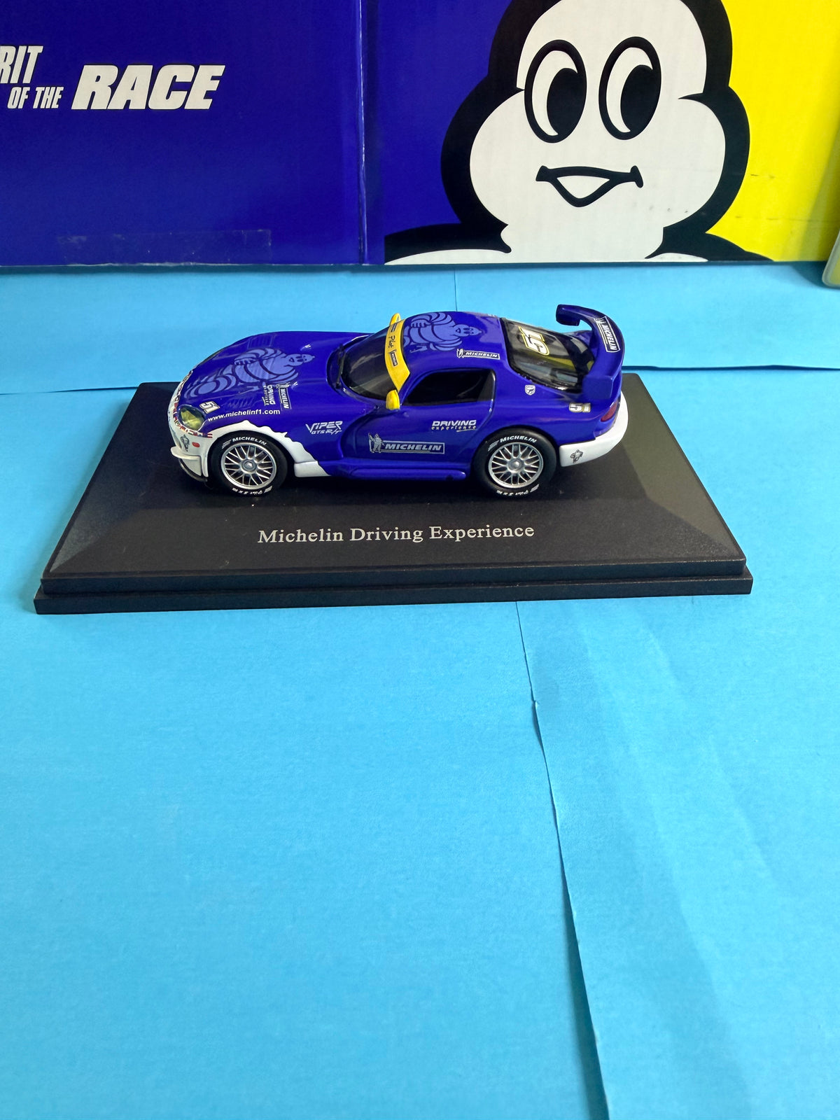 Dodge Viper Michelin Driving Experience Universal Hobbies 1/43 sur socle d’origine avec décoration Bibendum