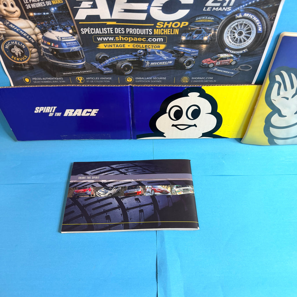 Dos du fascicule Michelin Championnat du monde des rallyes 2003, illustré de plusieurs voitures de rallye, document publicitaire et sportif d'époque destiné aux collectionneurs.