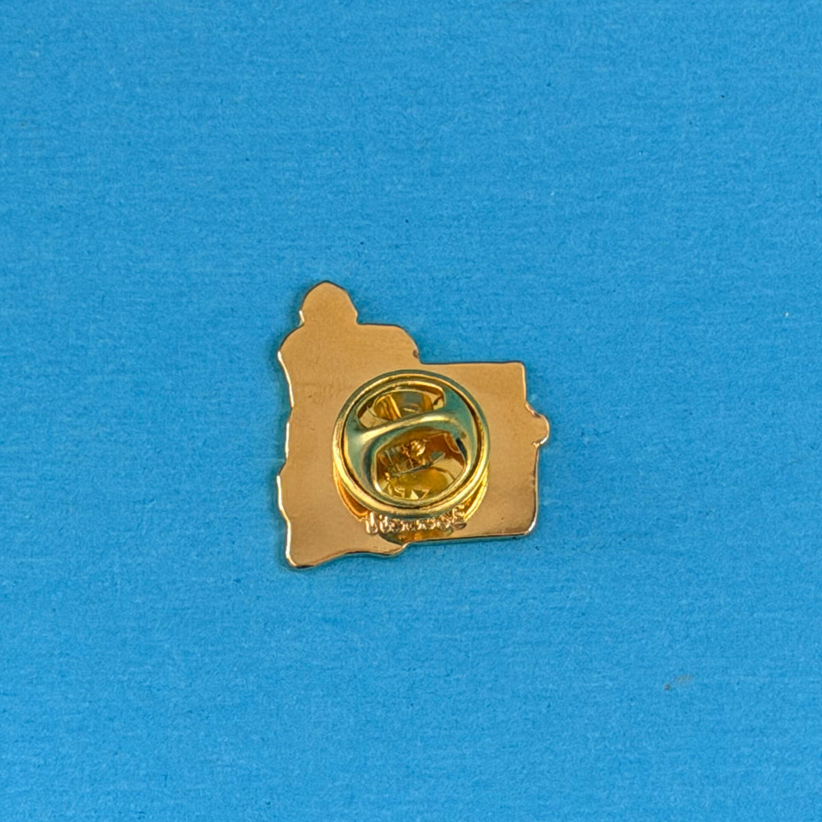 Dos du pin’s Michelin Bibendum et camion avec attache métallique dorée